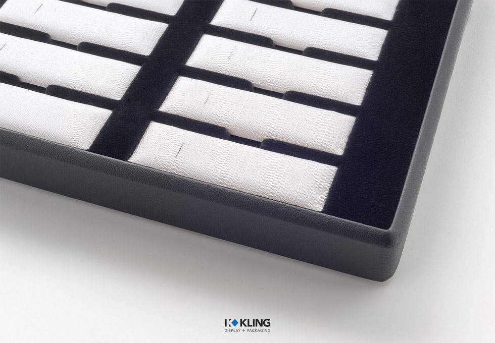 Eingeschlagene Aufmachungskarte 311F für Krawatten-Halter Eingeschlagene Aufmachungskarte 311F für Krawatten-Halter