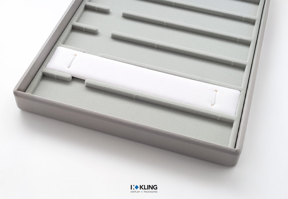 Eingeschlagene Aufmachungskarte 321A2 für Armband mit 2 Gummis Eingeschlagene Aufmachungskarte 321A2 für Armband mit 2 Gummis