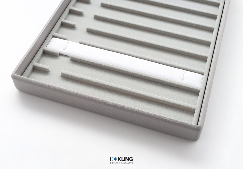 Eingeschlagene Aufmachungskarte 322A2 für Armband mit 2 Gummis Eingeschlagene Aufmachungskarte 322A2 für Armband mit 2 Gummis