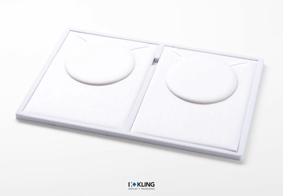 Eingeschlagene Aufmachungskarte 381TA/5 mit rundem Tambour und Gummi-Spanner